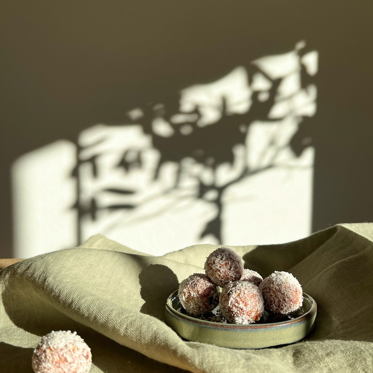 Kokos Himbeer Kugeln – oomooi Kokos Himbeer Kugeln – oomooi